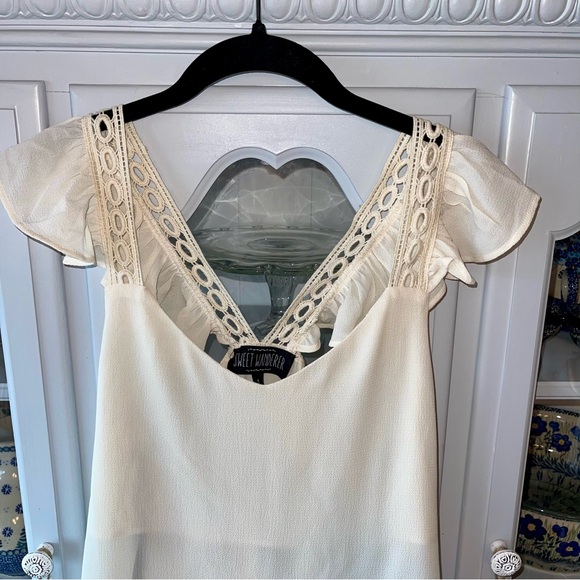 SWEET WANDERER ivory tank with cotton lace and flutter sleeves & open back Sz M - Picture 5 of 7